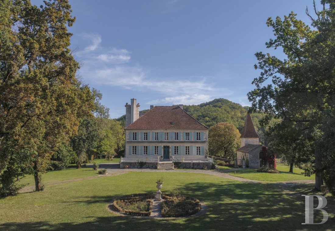 An 18th century chateau surrounded by trees and hills in the Lot valley - photo  n°4